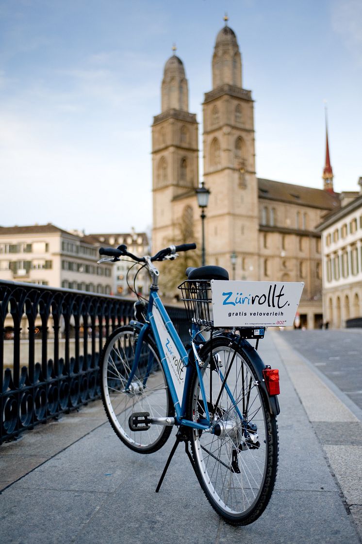 Zürich: Gratisvelo von „Züri rollt“ vor dem Grossmünster 