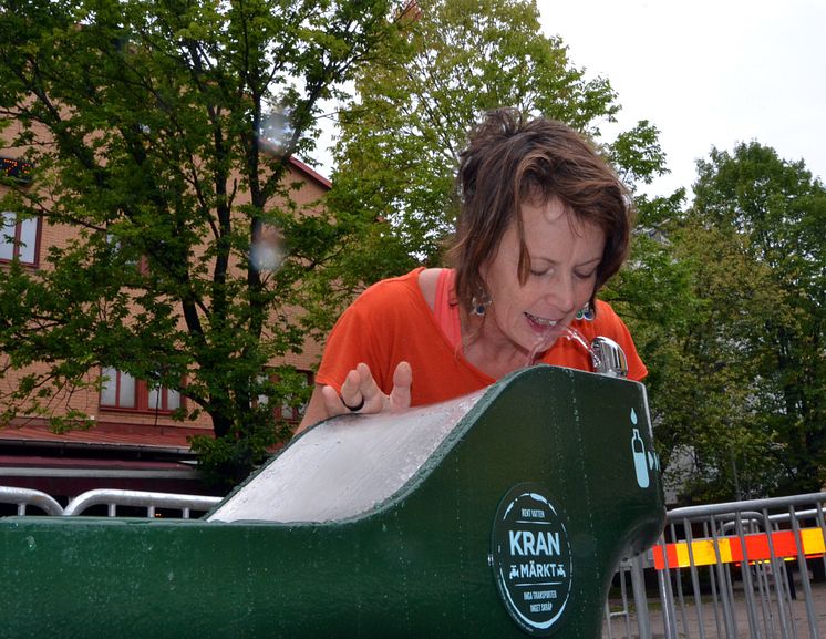 Ny får göteborgarna fler möjligheter att dricka kranvatten på stan. Det är flera hundra gånger bättre för miljön med kranvatten jämfört med köpt, paketerat vatten. Foto Frida Gustavsson