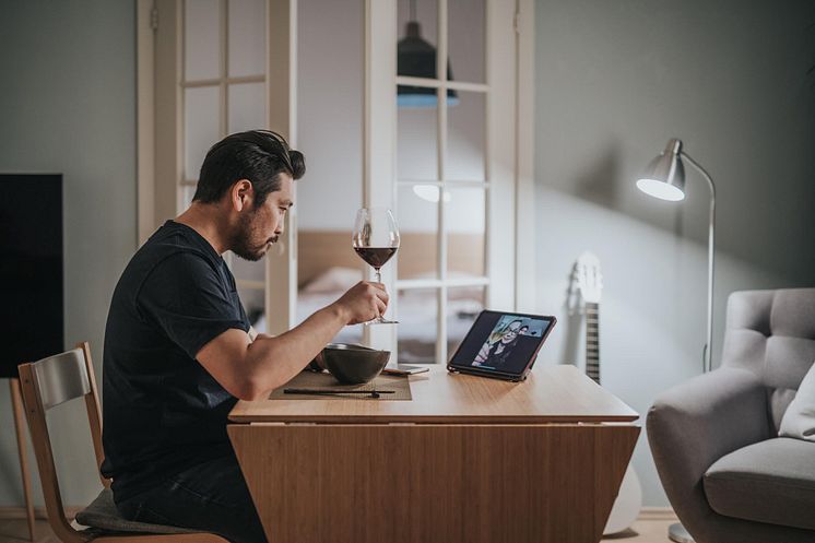 man-on-a-virtual-date_HR
