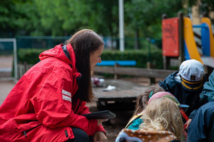 Pedagog på förskolegård