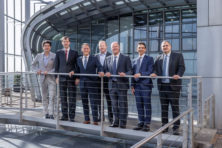 DHL World Energy Signing_Group_1