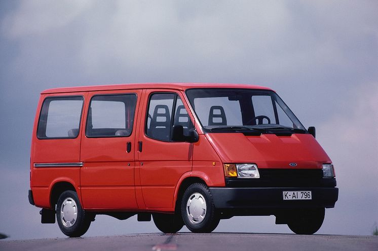 Immár 50 éves a legendás ford transit; egy új felmérés szerint a haszongépjárművek továbbra is az európai gazdaság 580 milliárd euró értékű szegmensének képezik a gerincét