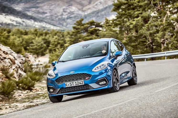 2018FordFiestaST_PerformanceBlue_06