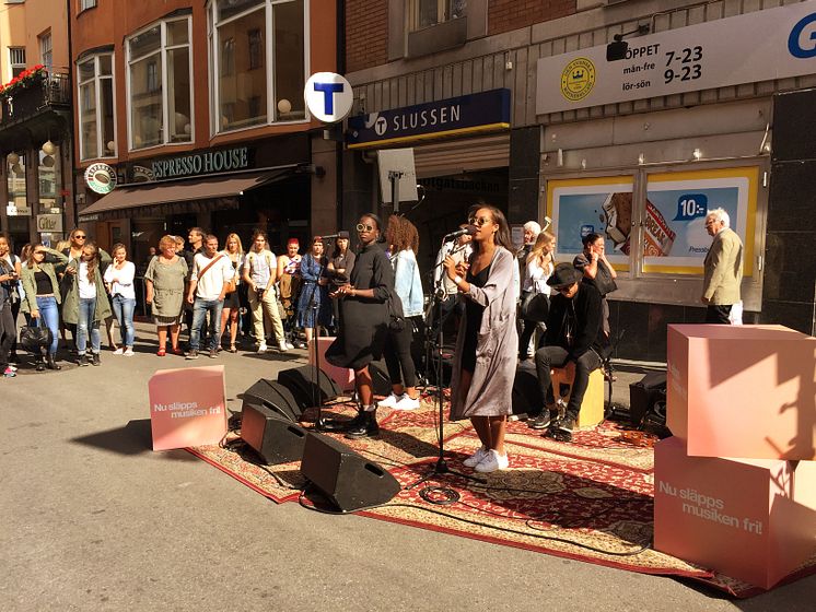 Sabina Ddumba spelar oannonserat på Götgatsbacken i Stockholm