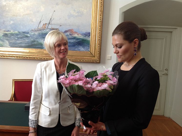 Odlare Maria Lundgren och Kronprinsessan Victoria vid överlämnandet