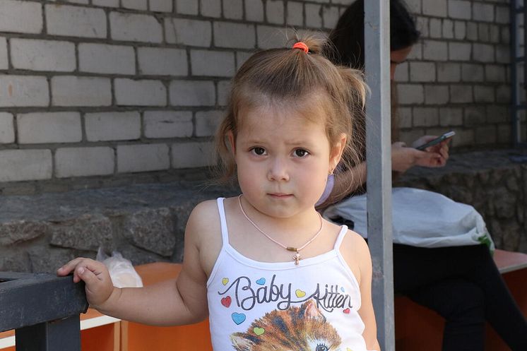 Antonina,2 år gammal, har flytt från Kharkiv i Ukraina