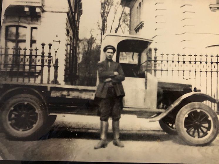 B Anderssons första bil 1926 med farfar Agard_02