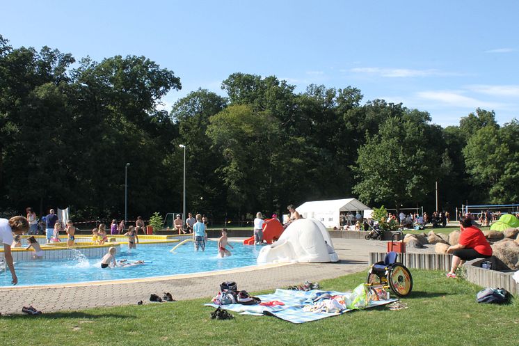 Badespaß für Groß und Klein im Waldbad Zwenkau