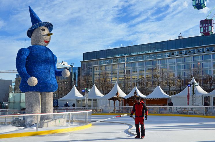 Die Eisbahn vom "Leipziger Eistraum" wird Schicht für Schicht aufgetragen bis sie 10 cm dick ist - Foto: Isabell Gradinger