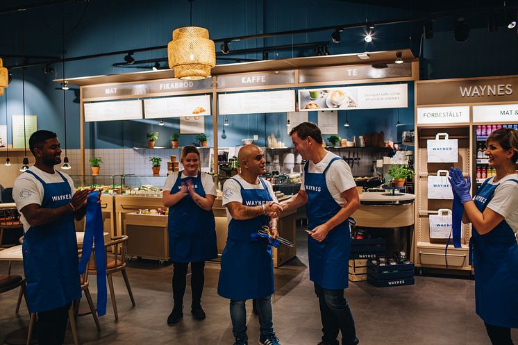 Mats Hörnell, VD Waynes och franchisetagare Reza Gothby inviger nya kaféet i Torp Köpcentrum