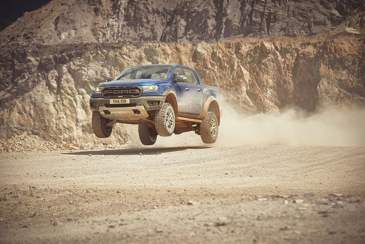 2018_FORD_RANGER_RAPTOR_WILDTRAK_Shot9_34FrontDynamic_Jump_01