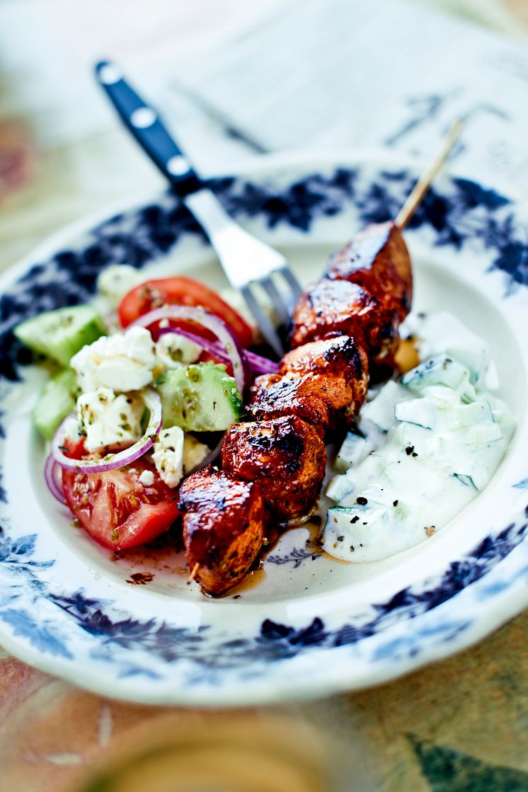 Grillade, marinerad kycklingspett med fetaostsallad och tzatziki