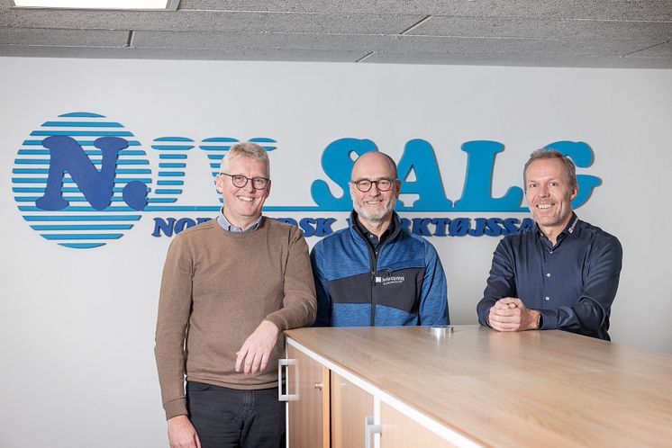 Foto af Lars Perl Kristensen (direktør i Nordjydsk Værktøjssalg), Troels Porse (indkøbschef i Jydsk Værktøj) og Kjeld Thomsen (direktør i Jydsk Værktøj)