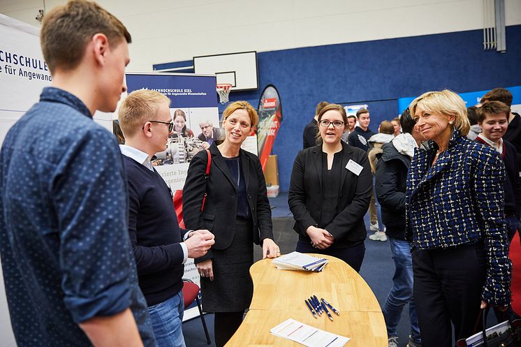 Bildungsministerin Karin Prien und Ingeborg Prinzessin zu Schleswig-Holstein, Vorsitzende der Stiftung Louisenlund beim Weltmarktführer-Forum im Dialog mit MINT-Talenten 