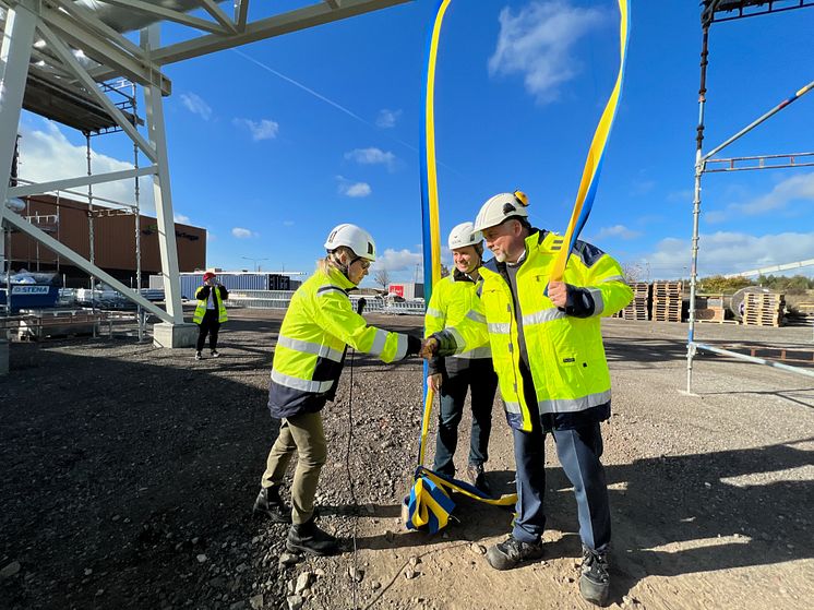 Landshövding Anneli Hulthén klipper bandet och inviger ångledningen mellan Örtoftaverket och Nordic Sugars sockerbruk i Örtofta