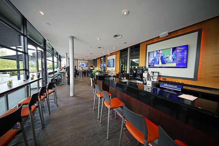 Innenraum der neuen Sportsbar in der Arena Leipzig