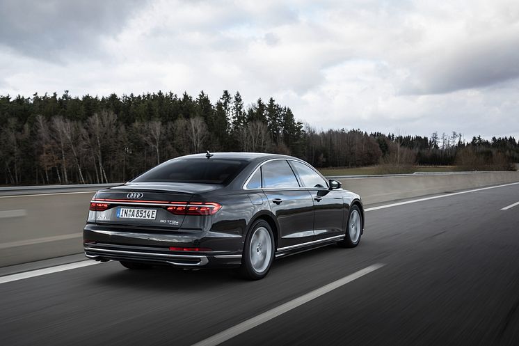 Audi A8 L TFSI e (Vesuvgrå)