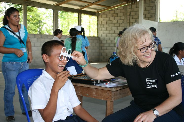 Mari Ljungblad hjälper pojke att få nya glasögon - Optiker utan gränser
