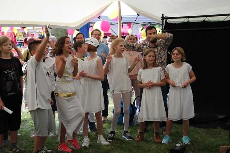 TüV Rheinland Oberschule führt Musical zum Tag der offenen Tür auf und übergibt Spende