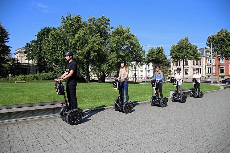 Der wendige Segway ermöglicht das Entdecken der vielen Grünflächen in Leipzig, z.B. die Fritz-von-Harck-Anlage am Bundesverwaltungsgericht