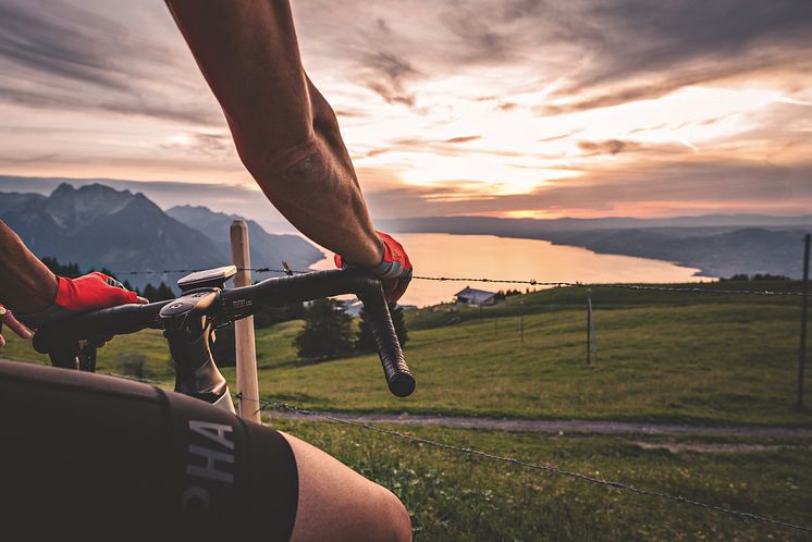 Roadbiker geniesst den Sonnenuntergang über dem Genfersee bei Agittes 