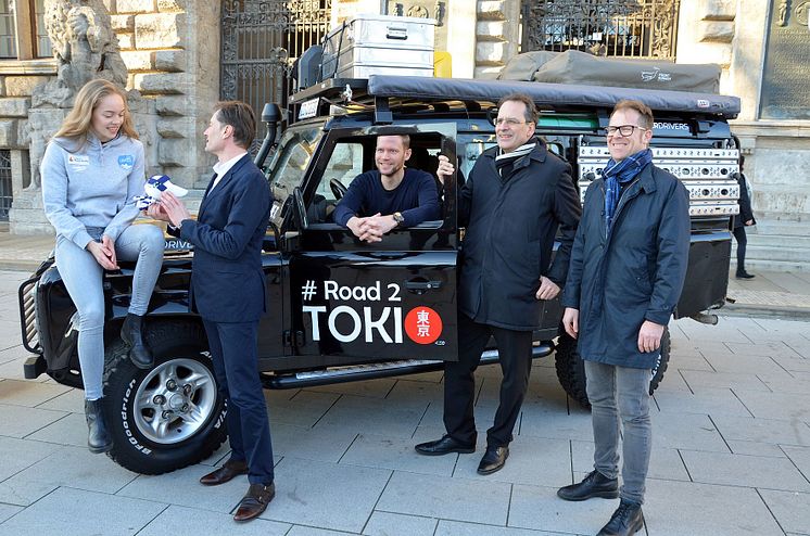 Marie Pietruschka, Heiko Rosenthal, René Beck, Volker Bremer und Peter Krusch (v.l.) vor dem Expeditionsmobil