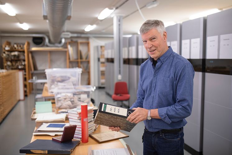 Göran Larsson, arkivarie vid Umeå universitetsbibliotek som arbetar med PO Enquists arkiv