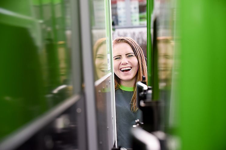 Ida Moen fra Brumunddal stortrives som sjåførlærling i Bring