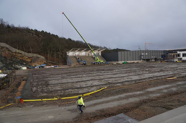 Vy över Rimnersvallen från västra läktaren och rakt fram syns östra läktaren och Rimnershallen