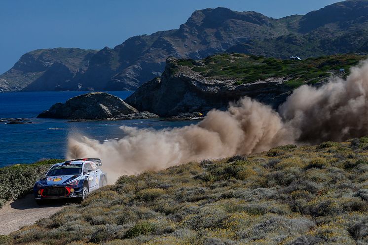 Hyundai Motorsport tar tredjeplatsen i Rally Italia Sardegna.