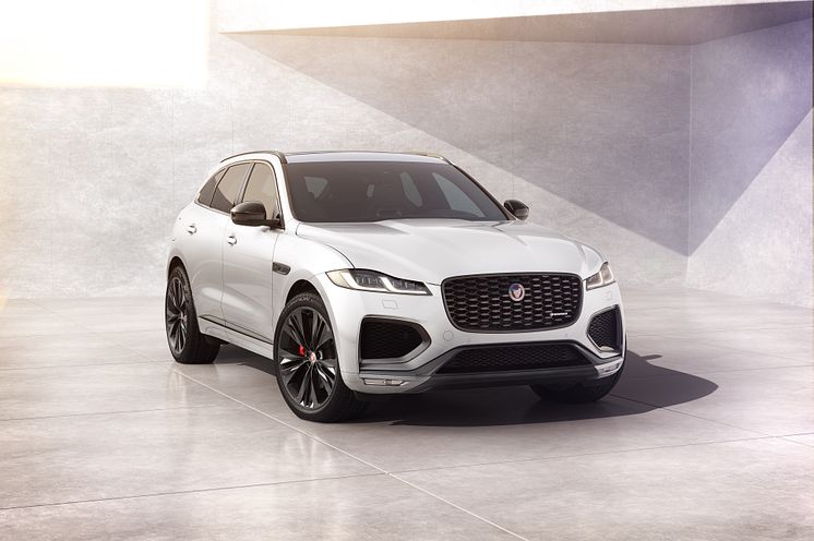 Jag_F-PACE_22MY_02_R-Dynamic_Black_Exterior_Front_3-4_110821