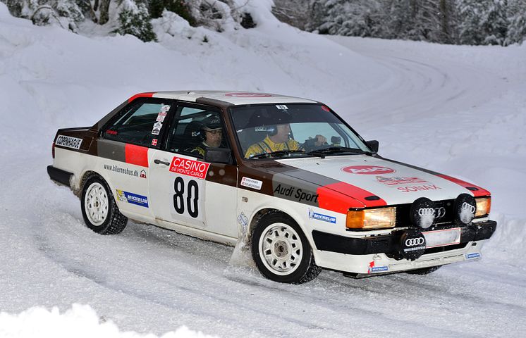 Audi 80 på sne i skarpt sving (foto Michael Eisenberg)