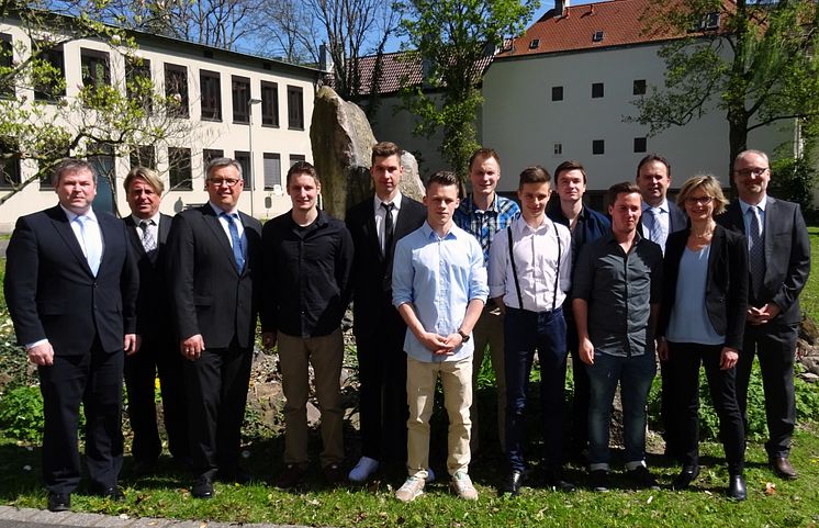 Die Ausbildungsverantwortlichen vom Bayernwerk freuten sich gemeinsam mit den Absolventen über deren sehr gute Ergebnisse.