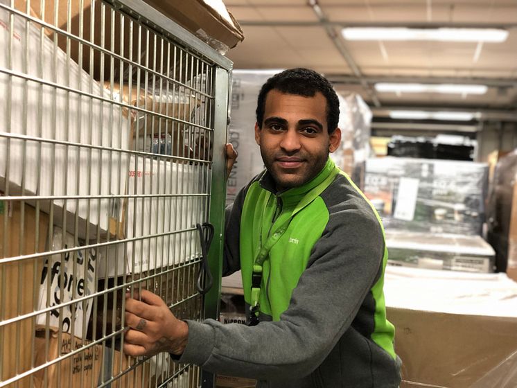Produksjonsmedarbeider Sager Bak Alrayani er en av 1300 medarbeidere på Logistikksenter Oslo som sørger for at pakkene kommer frem.