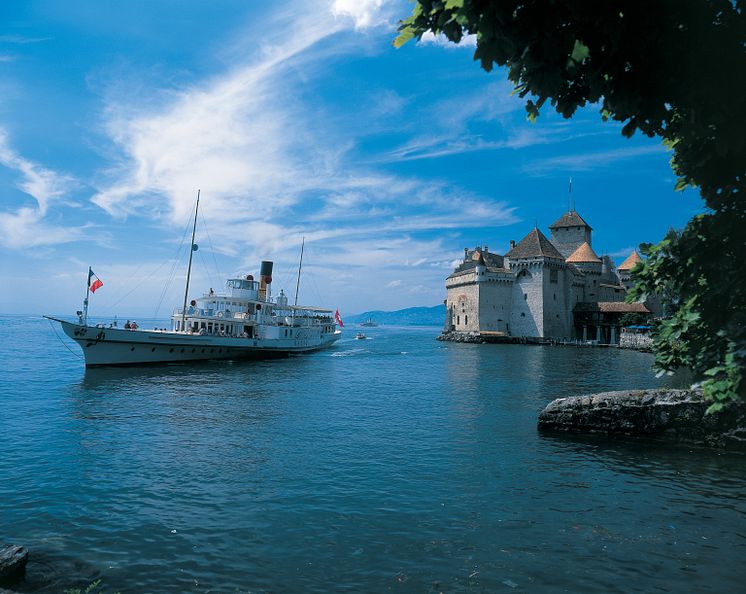 Das Dampfschiff Rhone auf dem Genfersee vor Schloss Chillon.  Copyright: Switzerland Tourism/Swiss Travel System By-Line: swiss-image.ch/Christof Sonderegger 