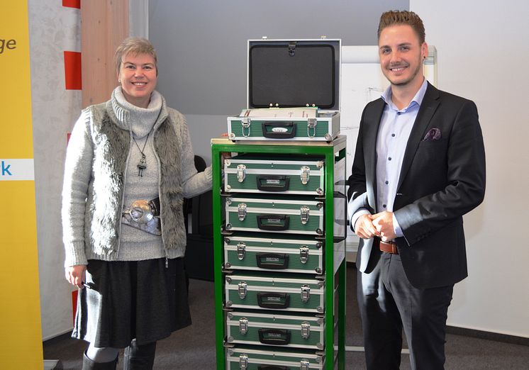 Birgit Zwicknagel vom Verein NH-HH-Recycling übergab den Lernzirkelwagen an Tobias Marschner, den Bayernwerk-Ausbildungsleiter in Oberbayern.