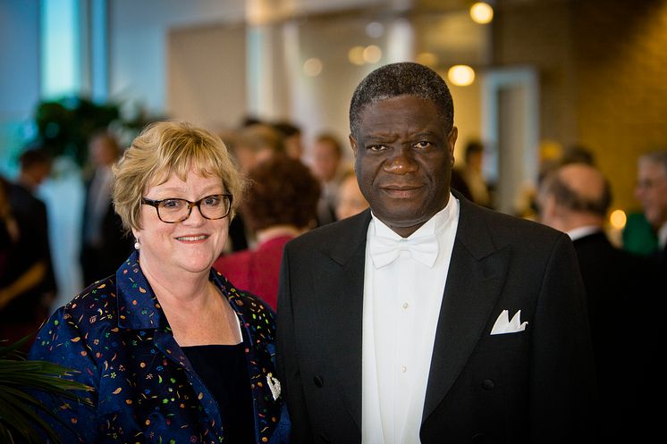 Denis Mukwege och Ellinor Ädelroth vid installationen som hedersdoktor i Umeå.