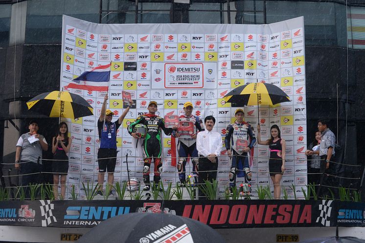 17_2017_ARRC_Rd04_Indonesia_race2-デチャ・クライサート選手とチャロンポン・ポラマイ選手