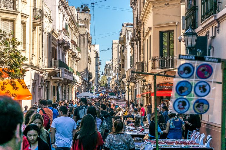 Livlig gata i Buenos Aires.