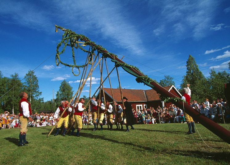 Midsummer_Maypole_VisitDalarna