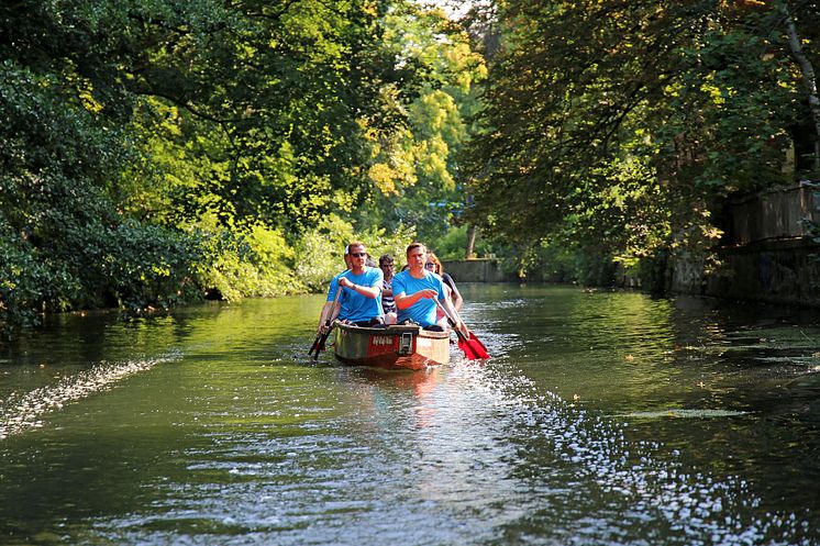 Sommertour von Martin Dulig: Bootsfahrt mit Jan Benzien entlang des Elstermühlgrabens