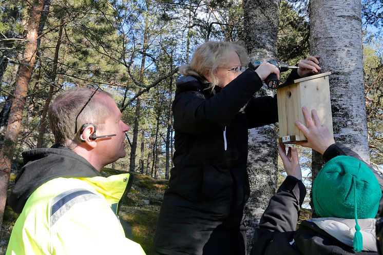 Montering pågår med Niclas, Chris och Anders från Botkyrkabyggen