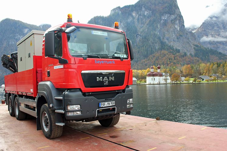 Schwere Fracht auf dem Königssee: Bayernwerk liefert Trafostation auf dem Wasserweg