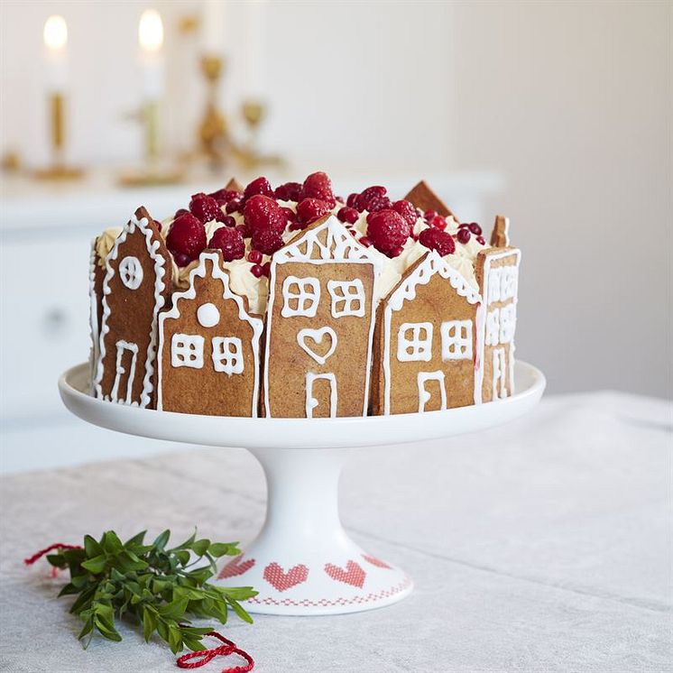 Pepparkakstårta med lingon .jpg