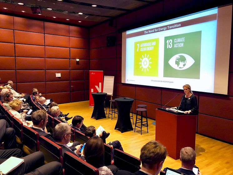 Ingvil Smines Tybring-Gjedde, Staatssekretärin im norwegischen Ministerium für Petroleum und Energie, wirbt auf dem 22. Deutsch Norwegischen Energieforum für hohe Preise für CO2- Emissionen
