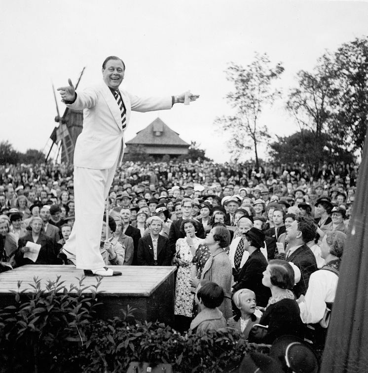 Sven Lilja i publikhavet vid allsången på Skansen 1938. 