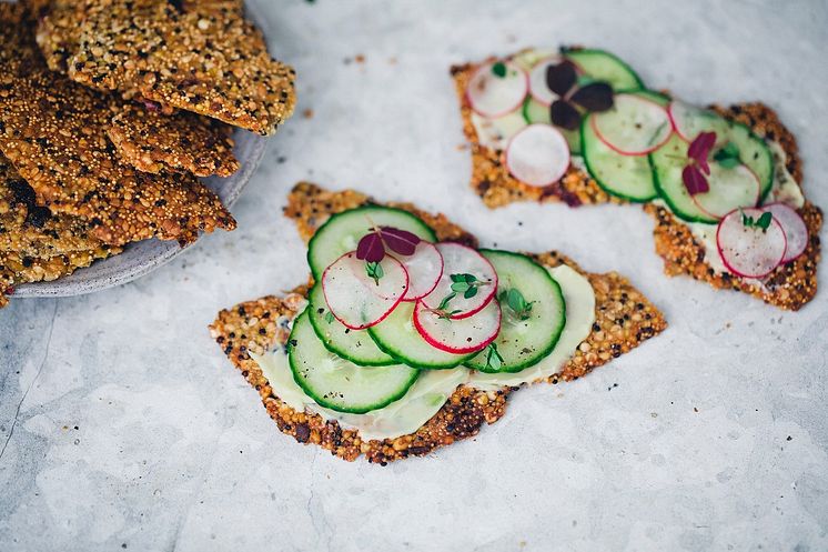 Knaprigt hirsknäcke med äpple, kanel och tranbär