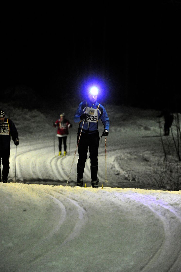 Silva delar ut pannlampor till de sista deltagarna i Vasaloppet 2013