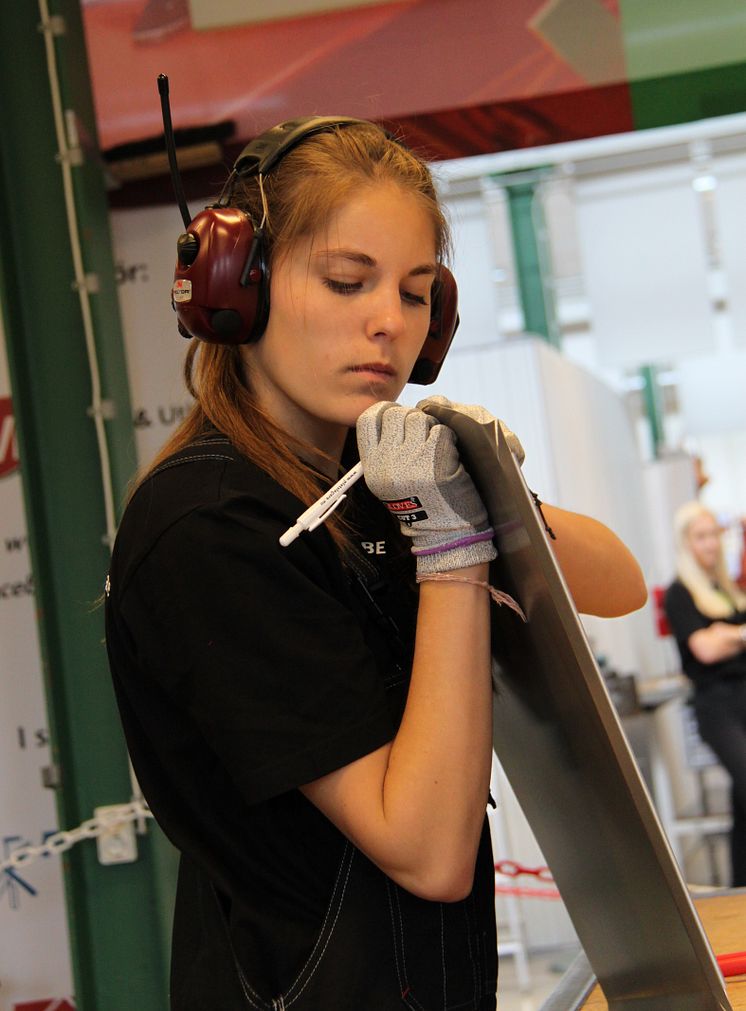Finalen i SM för unga plåtslagare 2015: Vinnare Sofia Sörliden, Anders Ljungstedts Gymnasium, Linköping. 
