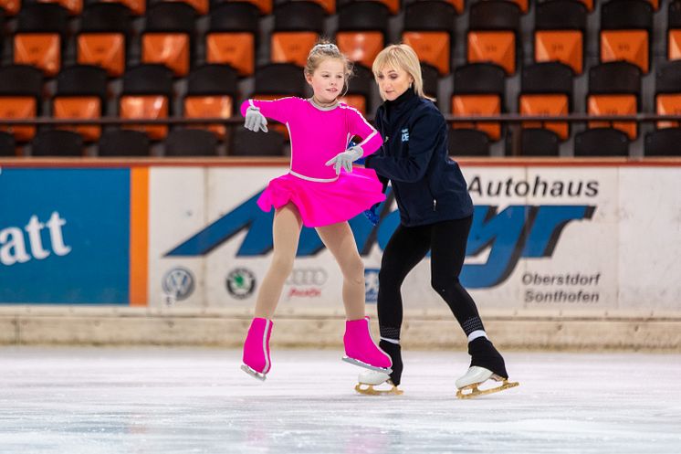 Hamburger Nachwuchstalent EstherVivienneHamer trainiert mit HOLIDAY ON ICE Gaststars Aljona Savchenko und Bruno Massot